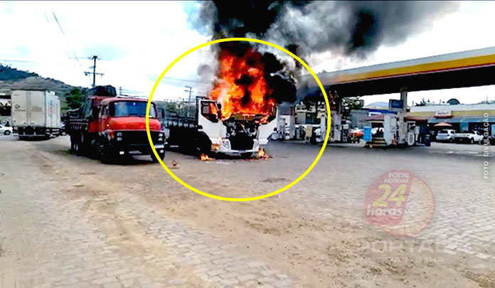 Caminhão estacionado em posto de combustíveis em Cachoeiro-ES pega fogo