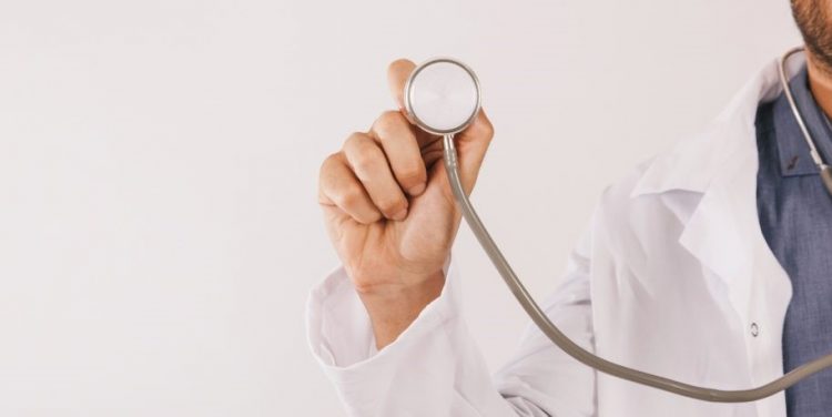 Prefeitura abre vagas para médicos com salário de até R$ 16 mil em Cachoeiro