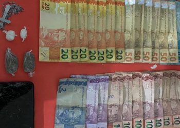 [Deu ruim] PM leva dois para delegacia por tráfico de drogas no bairro Valão, em Cachoeiro