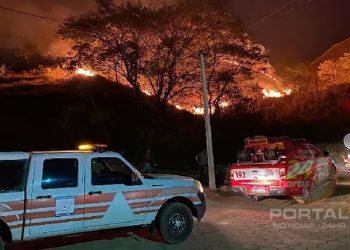 Incêndio atinge vegetação em bairro próximo do centro de Guaçuí-ES