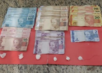 [Cachoeiro] Homem é detido com drogas e dinheiro pela PM no bairro Valão