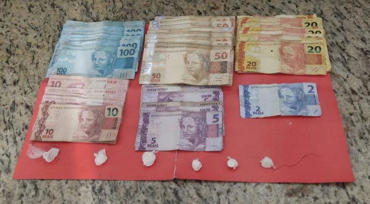 [Cachoeiro] Homem é detido com drogas e dinheiro pela PM no bairro Valão