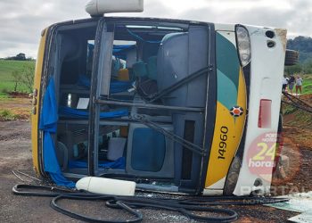 [BR-101] Ônibus da Viação Contijo tomba com 31 passageiros que seguiam para RJ e SP, 12 feridos