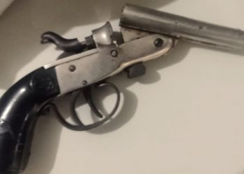 [Deu ruim] Jovem de 17 anos é flagrado em posse de garrucha, em Castelo. Entenda o caso