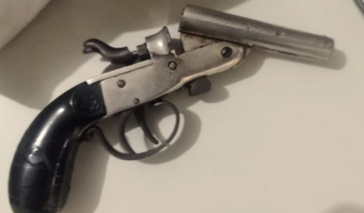 [Deu ruim] Jovem de 17 anos é flagrado em posse de garrucha, em Castelo. Entenda o caso