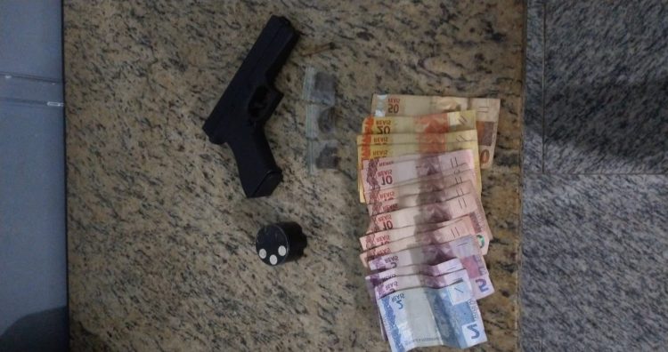 [Alto Amarelo] Quatro são detidos por suspeita de tráfico de drogas e porte de simulacro de arma de fogo