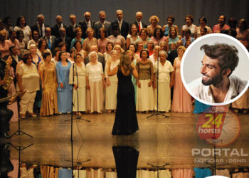 Ex-aluno da Fames, o cantor sobe ao palco para cantar música de sua autoria junto com turma de alunos a partir dos 60 anos de idade