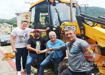 [ICONHA] Prefeitura em parceria com a secretaria de Agricultura entrega retroescavadeira ao SAAE
