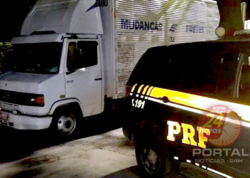 [1 milhão de unidades de cigarros] PRF apreende caminhão transportando cigarro contrabandeado no Sul do ES