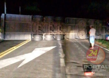 Carreta tomba, e interdita BR-101 em Mimoso do Sul-ES
