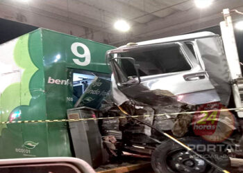 [BR-101] Caminhão desgovernado invade pedágio e deixa cabine destruída no ES