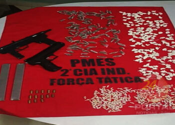 Policiais apreendem mais de 300 pedras de crack e 200 papelotes de cocaína enterradas dentro de um cano