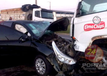 Veículo bate de frente com caminhão na BR 101 e motorista foge do local