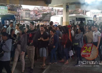 [Sem Ônibus] Rodoviários fecham garagem e passageiros tiveram dificuldades para embarcar em Cariacica e Viana-ES