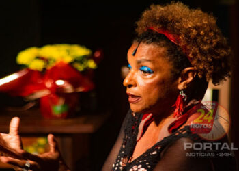 Elisa Lucinda leva sua visão positiva sobre a rotina para o palco do Teatro Universitário