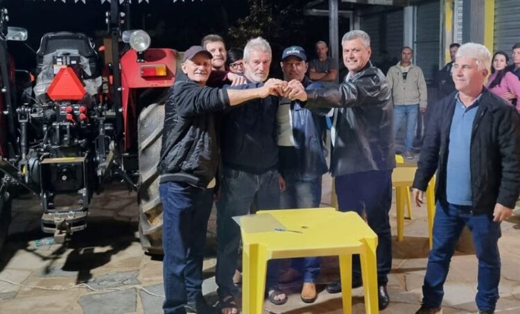 Vargem Alta recebe trator adquirido com emenda da ex-deputada Soraya Manato