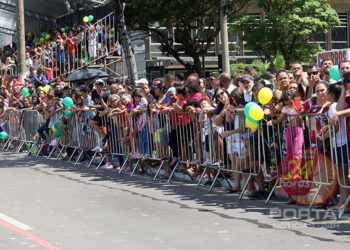 Desfile cívico-militar reúne cerca de dez mil pessoas em Vitória-ES