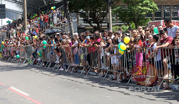 Desfile cívico-militar reúne cerca de dez mil pessoas em Vitória-ES
