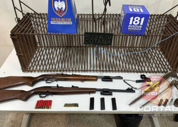 [Denúncia anônima] Cotama apreende armas, mira laser e munições em zona rural, em Guarapari-ES