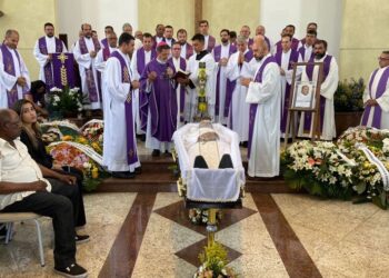 Fiéis dão último adeus ao padre Levy Ferreira das Neves