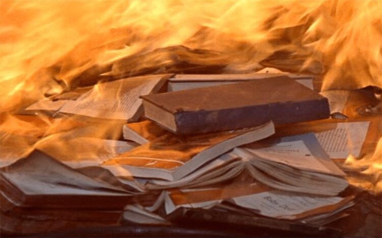 Crônica • Sobre livros e políticos…