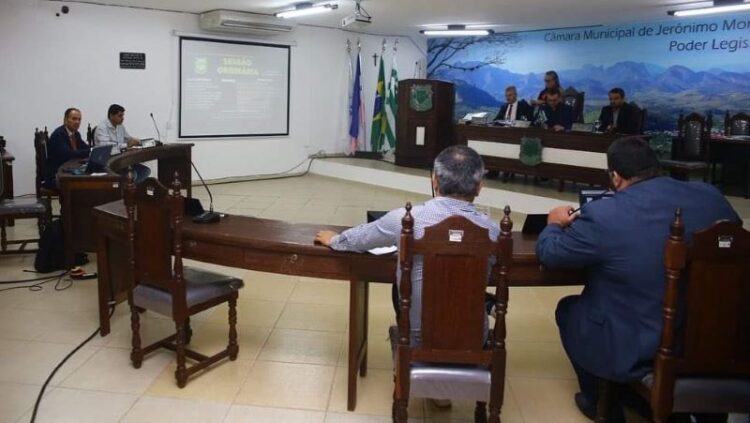 Salários de vereadores e prefeito gera polêmica em Jerônimo Monteiro