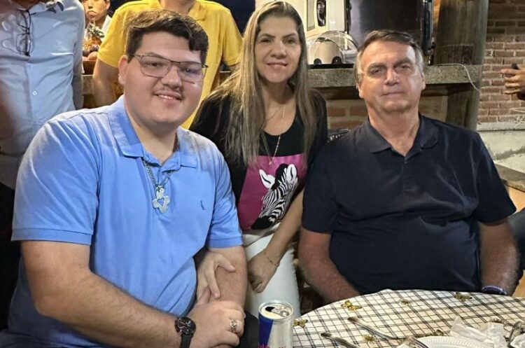 Bolsonaro chega ao Espírito Santo e recebe lideranças políticas do sul do Estado