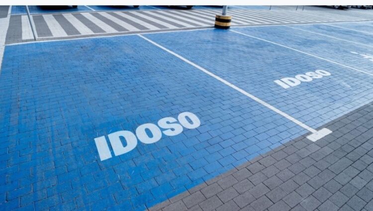 Credencial para vaga preferencial de idoso pelo celular já é possível em 17 estados