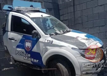 Viatura bate e atravessa muro de comércio após perseguição, em Marataízes