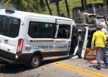 [Serra de Soturno] Caminhão sem freio colide com van da Secretaria de Saúde de Vargem Alta