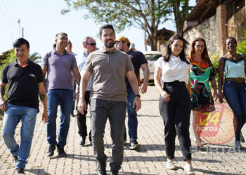 [Cachoeiro] Prefeito Victor Coelho visita ruas pavimentadas no bairro Aeroporto
