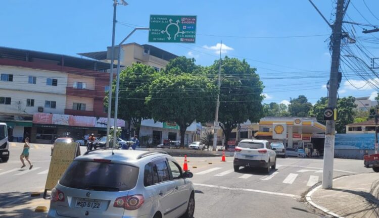 Ruas, avenidas e pontes de Cachoeiro recebem novas placas de sinalização