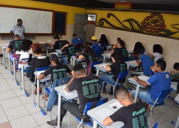 [Pé-de-Meia] Governo dará R$ 2 mil por ano a alunos de baixa renda do Ensino Médio