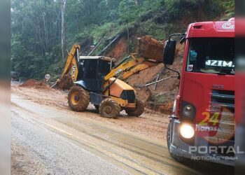 [Domingos Martins] Trânsito lento na BR-262 para limpeza de pista após deslizamento atingir oito veículos