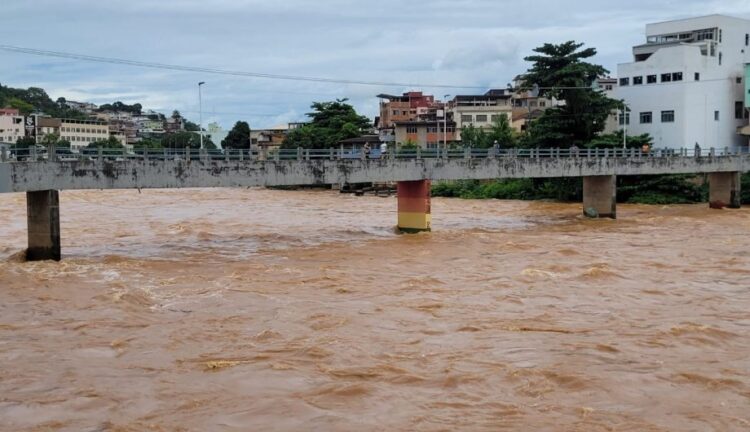 Rio Itapemirim já subiu 2,25 metros até a tarde desta sexta-feira (5)