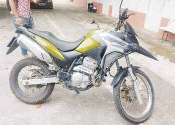 [Deu ruim] Homem é preso usando moto clonada no centro de Cachoeiro