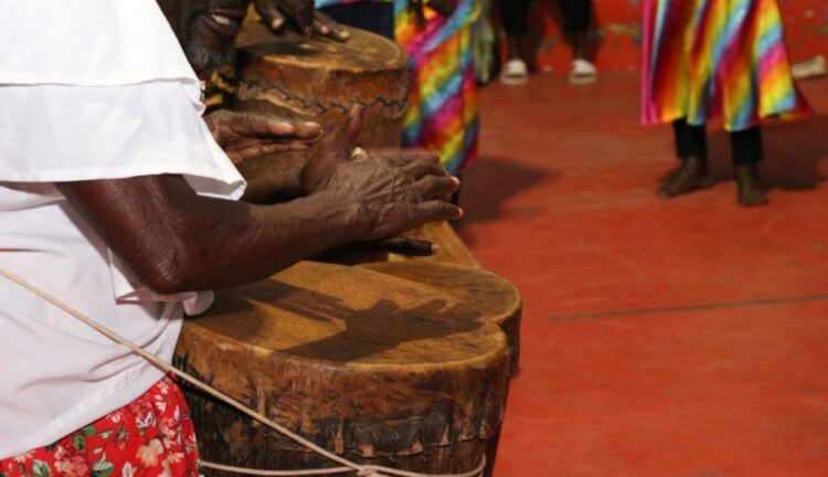 Histórias de grupos de caxambu são contadas em produção audiovisual