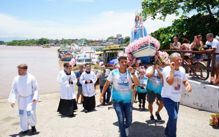 Procissão de Nossa Senhora dos Navegantes reúne centenas de fiéis em Marataízes