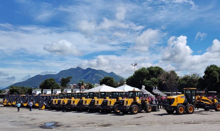 Governo do Estado entrega máquinas e equipamentos agrícolas para 38 municípios