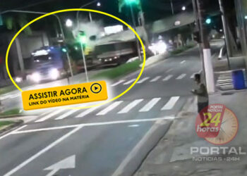 [Vídeo] Carreta derruba passarela na BR-101 e deixa pessoa ferida em estado grave