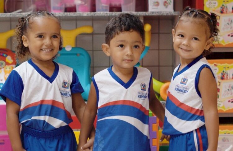 [Kennedy] Três mil alunos da rede municipal recebem kits de uniformes da Prefeitura