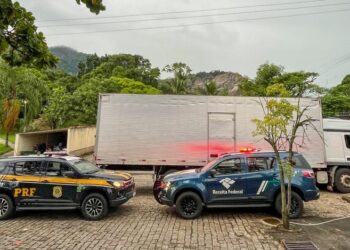Operação conjunta PRF/Receita Federal resulta na apreensão de carga de cigarros contrabandeados