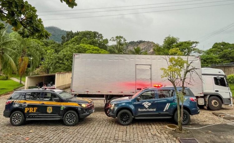 Operação conjunta PRF/Receita Federal resulta na apreensão de carga de cigarros contrabandeados