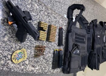 Delegacia de Kennedy cumpre mandado de prisão, encontra arma, coletes balísticos e farta munição