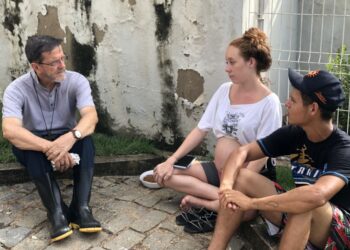 Bispo Dom Luiz Fernando conforta vítimas das enchentes em Mimoso do Sul