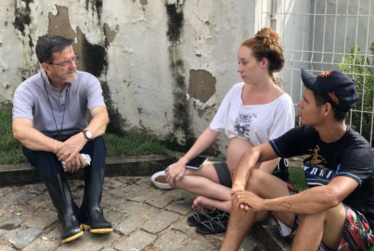 Bispo Dom Luiz Fernando conforta vítimas das enchentes em Mimoso do Sul