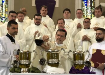 [Cachoeiro] Missa dos Santos Óleos leva centenas de padres e fieis à Catedral de São Pedro