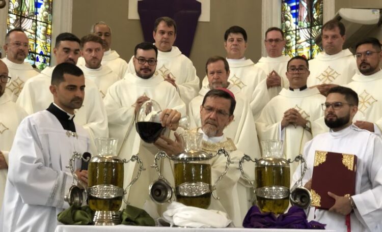 [Cachoeiro] Missa dos Santos Óleos leva centenas de padres e fieis à Catedral de São Pedro
