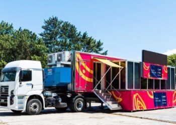 Carreta com cozinha industrial e 7 toneladas de doações parte de Vitória com destino a Mimoso