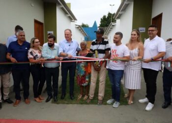 Governador entrega casas populares e anuncia novos investimentos em Viana